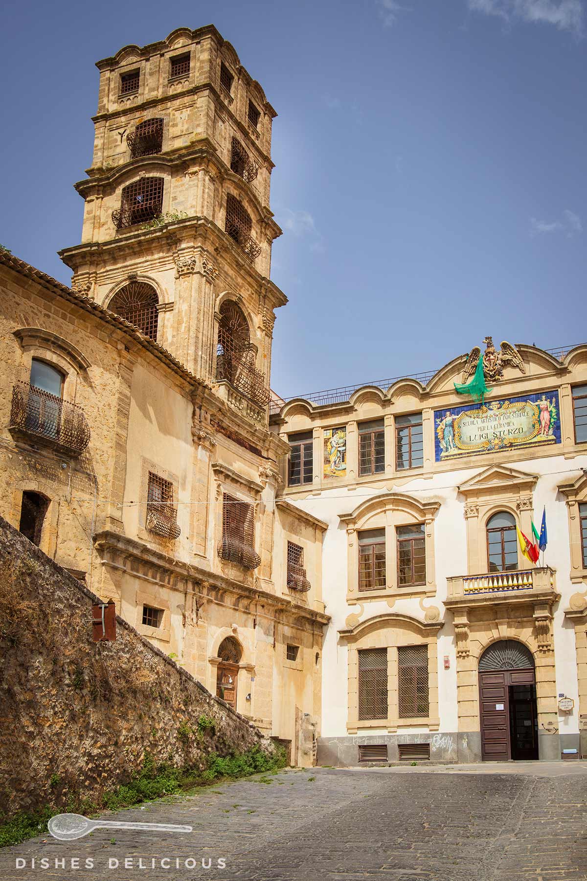 Historisches Gebäude des Instituts für Keramikkunst in Caltagirone mit einem hohen Turm.
