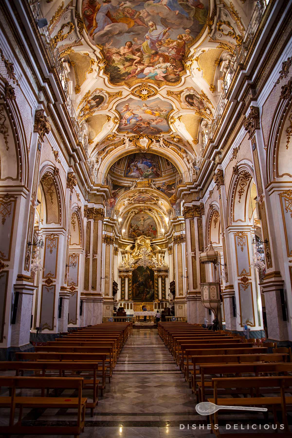 Im Inneneren der Basilica Santa Maria Maggiore in Ispica, prachtvolle Fresken schmücken die Decke.