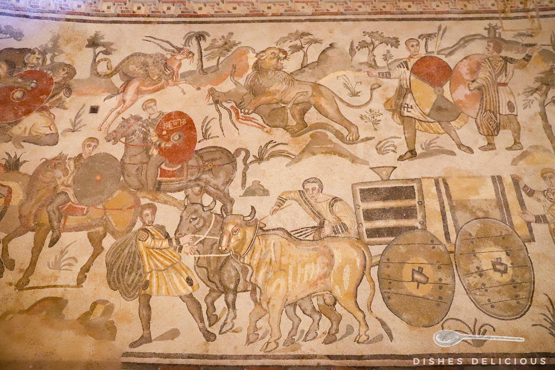 Römisches Mosaik "Die große Jags" mit Jagdszenen, Tieren, Wagen und Menschen in antiker Kleidung.
