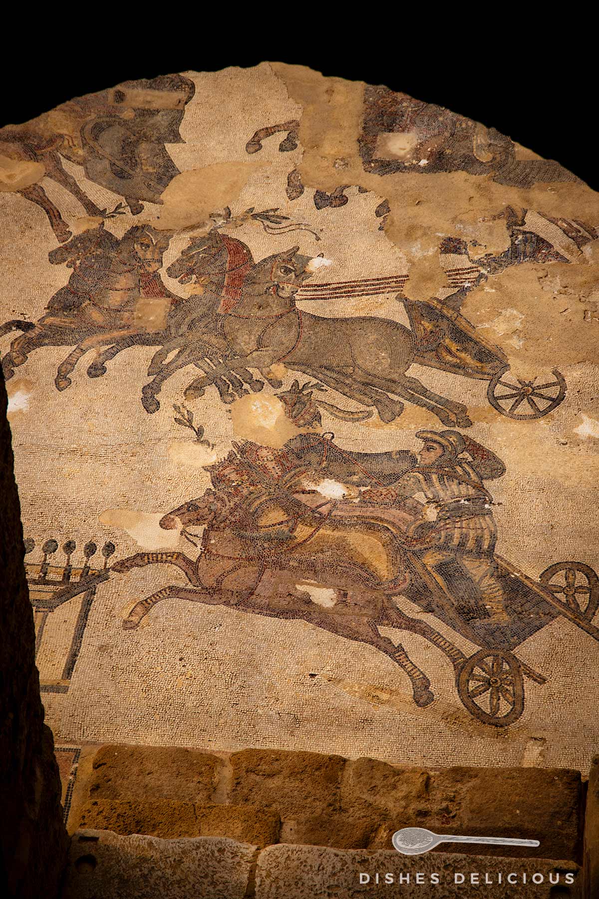 Antikes Mosaik aus der römischen Villa Casale zeigt zwei Streitwagen mit Pferden in voller Fahrt, eine Szene aus der Palaestra.