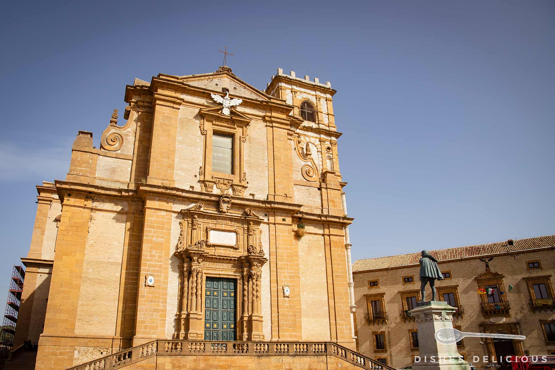Cattedrale delle Vittorie in Piazza Armerina mit barocker Architektur und Statue auf dem Platz vor der Kirche.