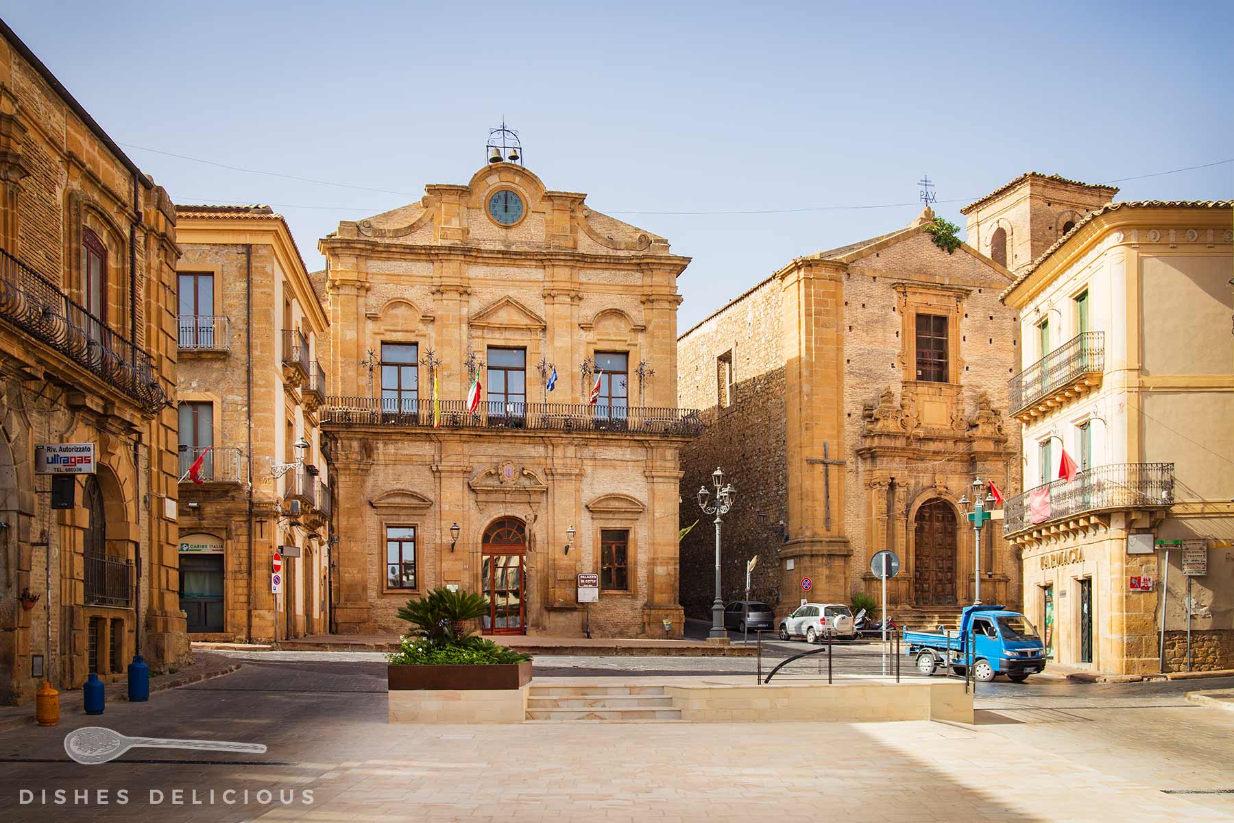 Historische Gebäude am Piazza Garibaldi in der Altstadt von Piazza Armerina mit klassischer Architektur.