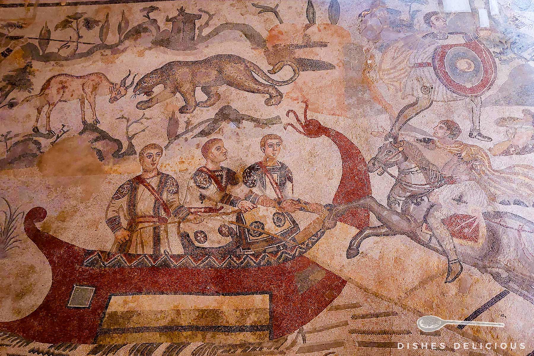Römisches Mosaik zeigt drei Männer auf einem Schiff, einen Reiter und wilde Tiere.