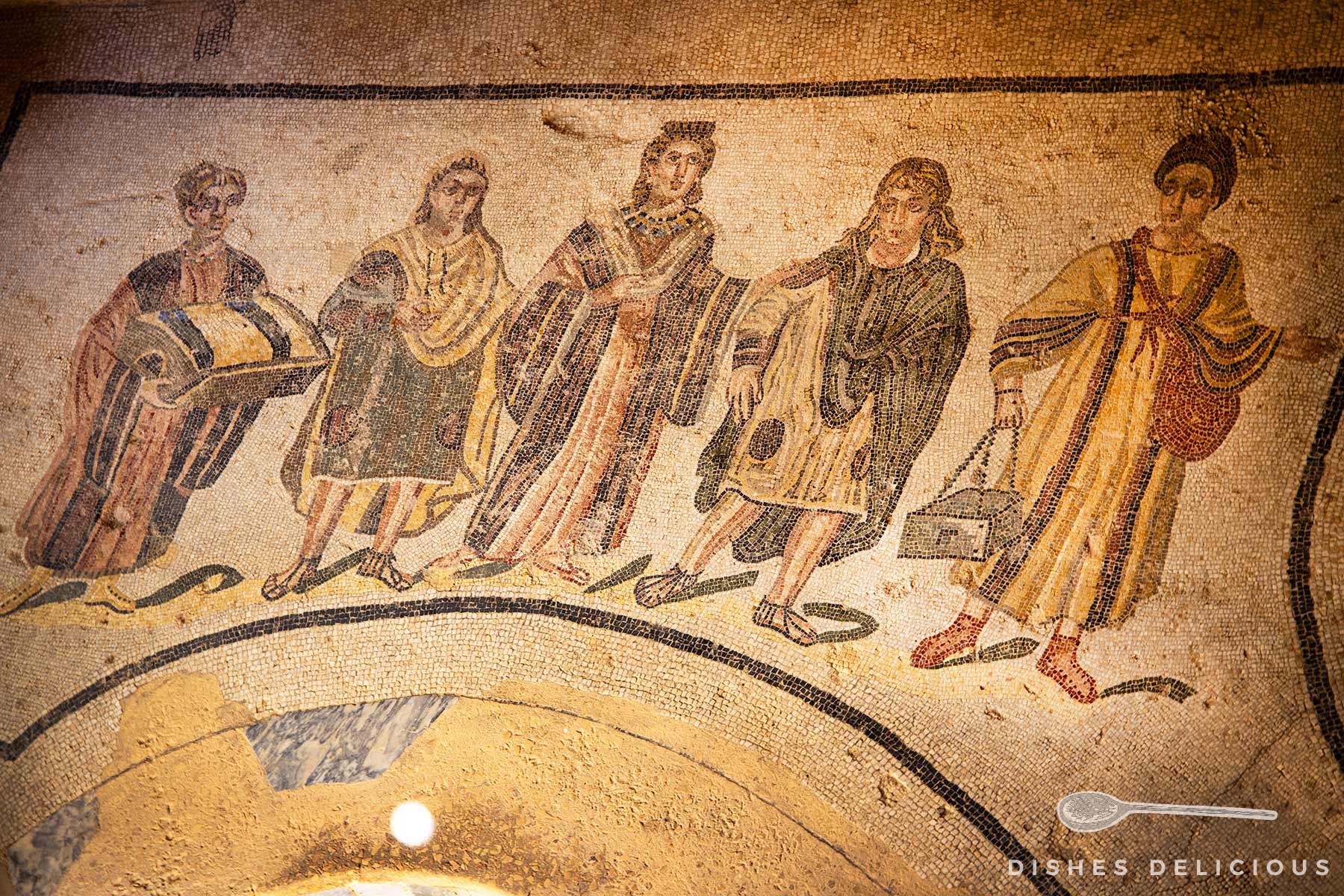 Mosaik in der Umkleide der Thermen zeigt fünf Frauen in antiker Kleidung.