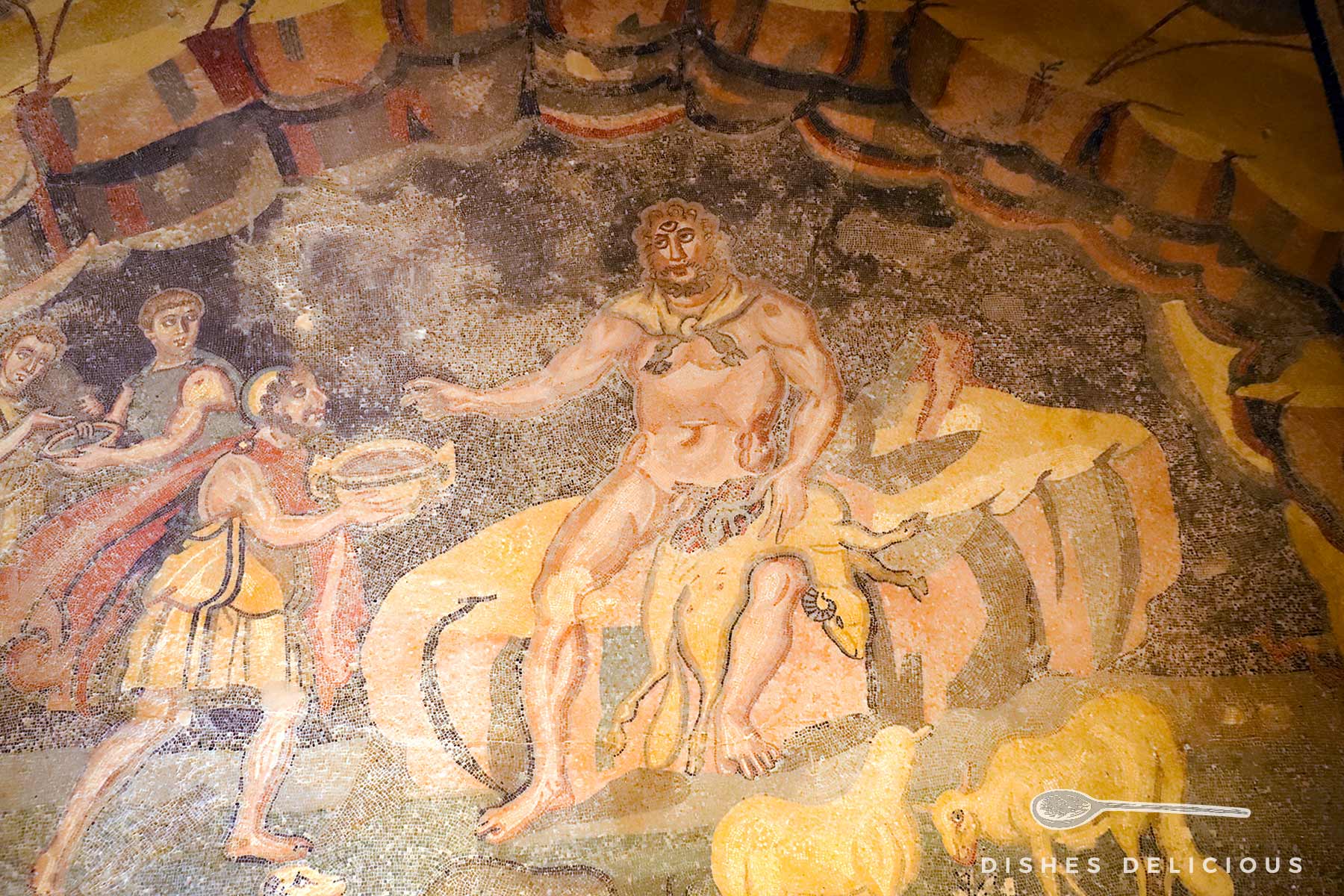 Mosaik in der Villa Casale zeigt Odysseus, der dem Zyklopen Polyphem Wein anbietet, umgeben von Tieren und Figuren.