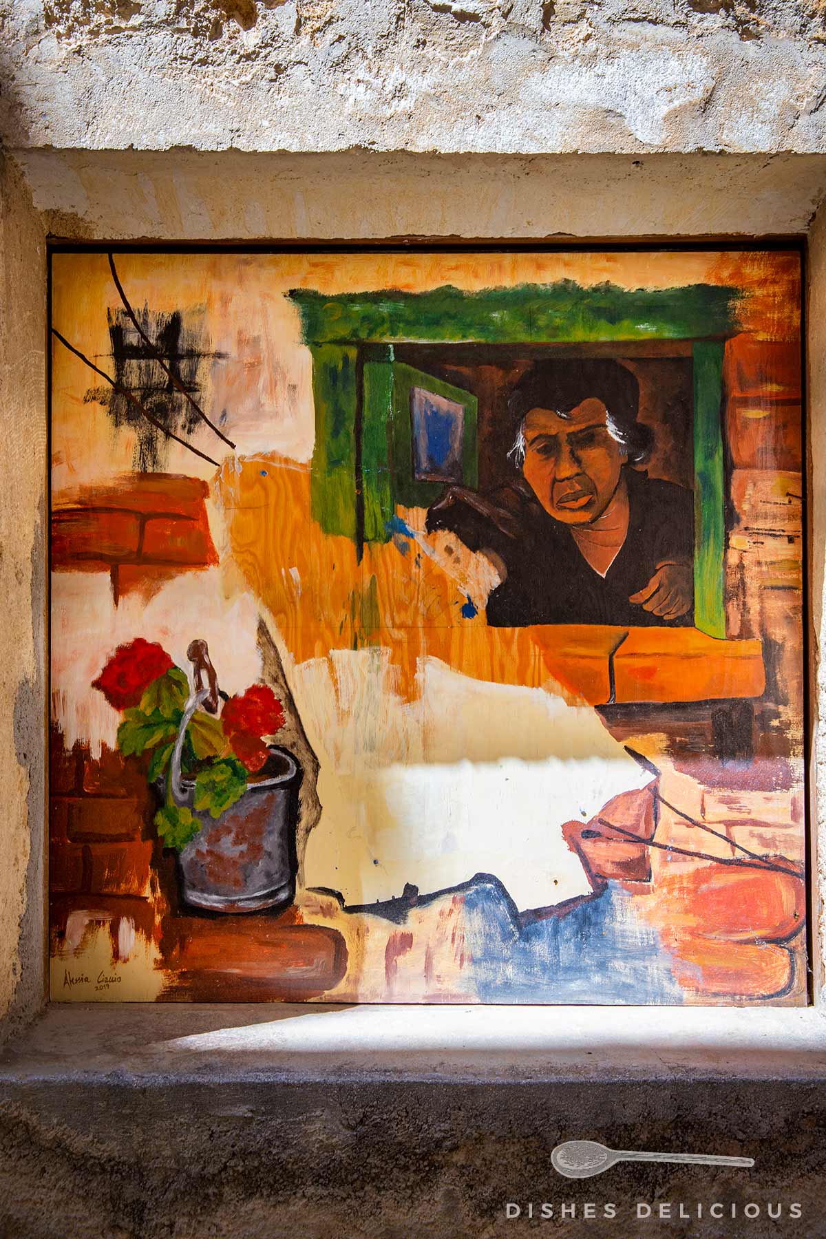 Wandmalerei mit grünem Fensterrahmen, einer Person im Fenster, rotem Blumentopf auf Mauer.