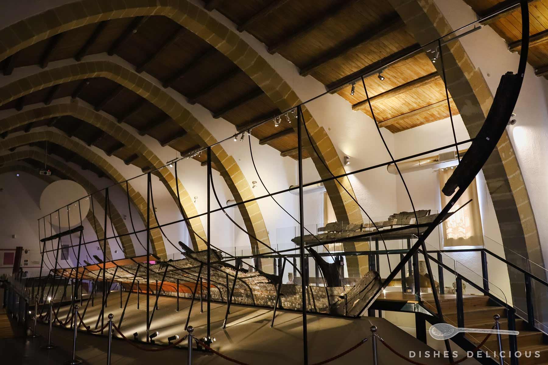Reste eines antiken hölzernen Bootsrumpfs im archäologischen Museum von Marsala.
