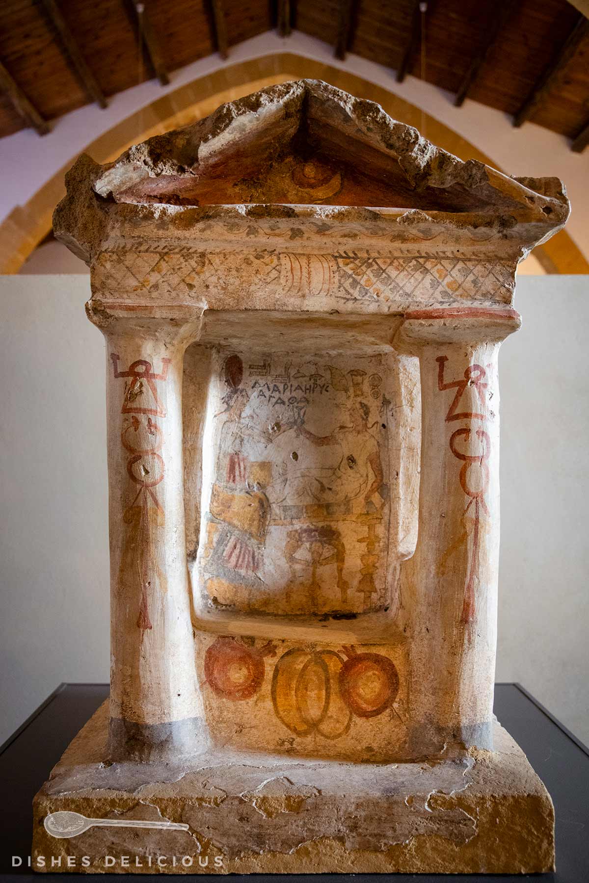 Antike steinerne Skulptur mit bemalten Säulen und einem Giebeldach im archäologischen Museum von Marsala.