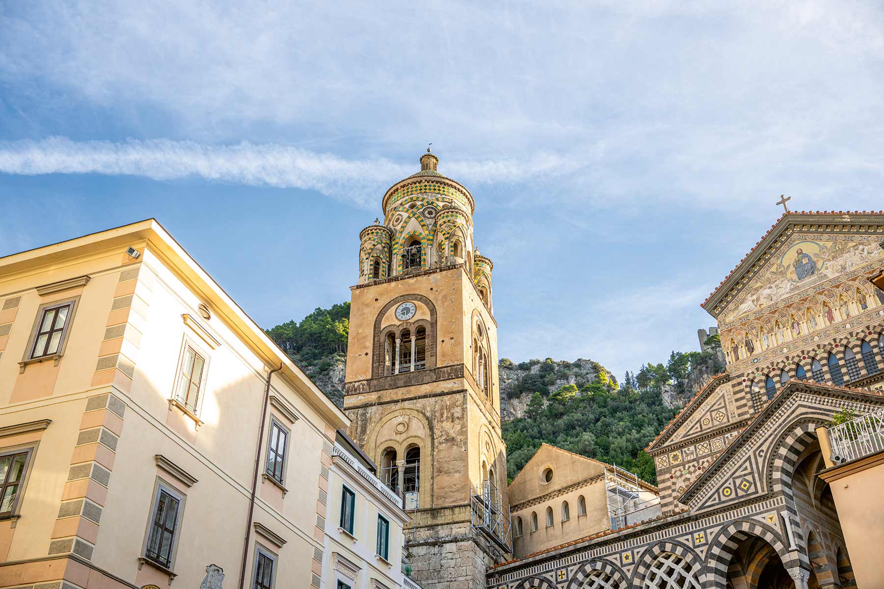 Der Dom von Amalfi mit Glockenturm.