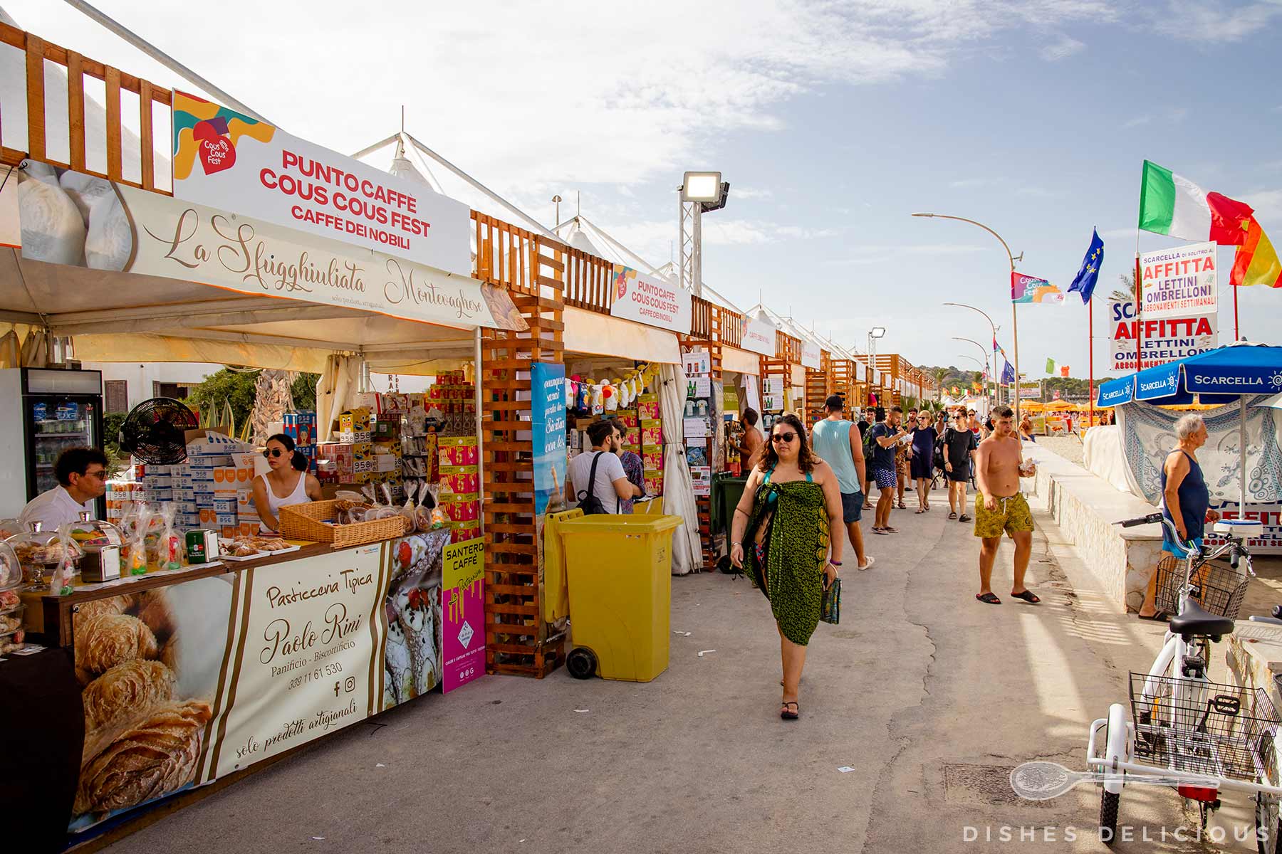 Stände und Menschen an der Strandpromenade des sizilianischen Orts San Vito.